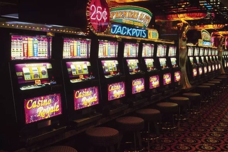 Antarmuka permainan Jewels of Prosperity di datamacau dengan simbol permata dan tampilan slot